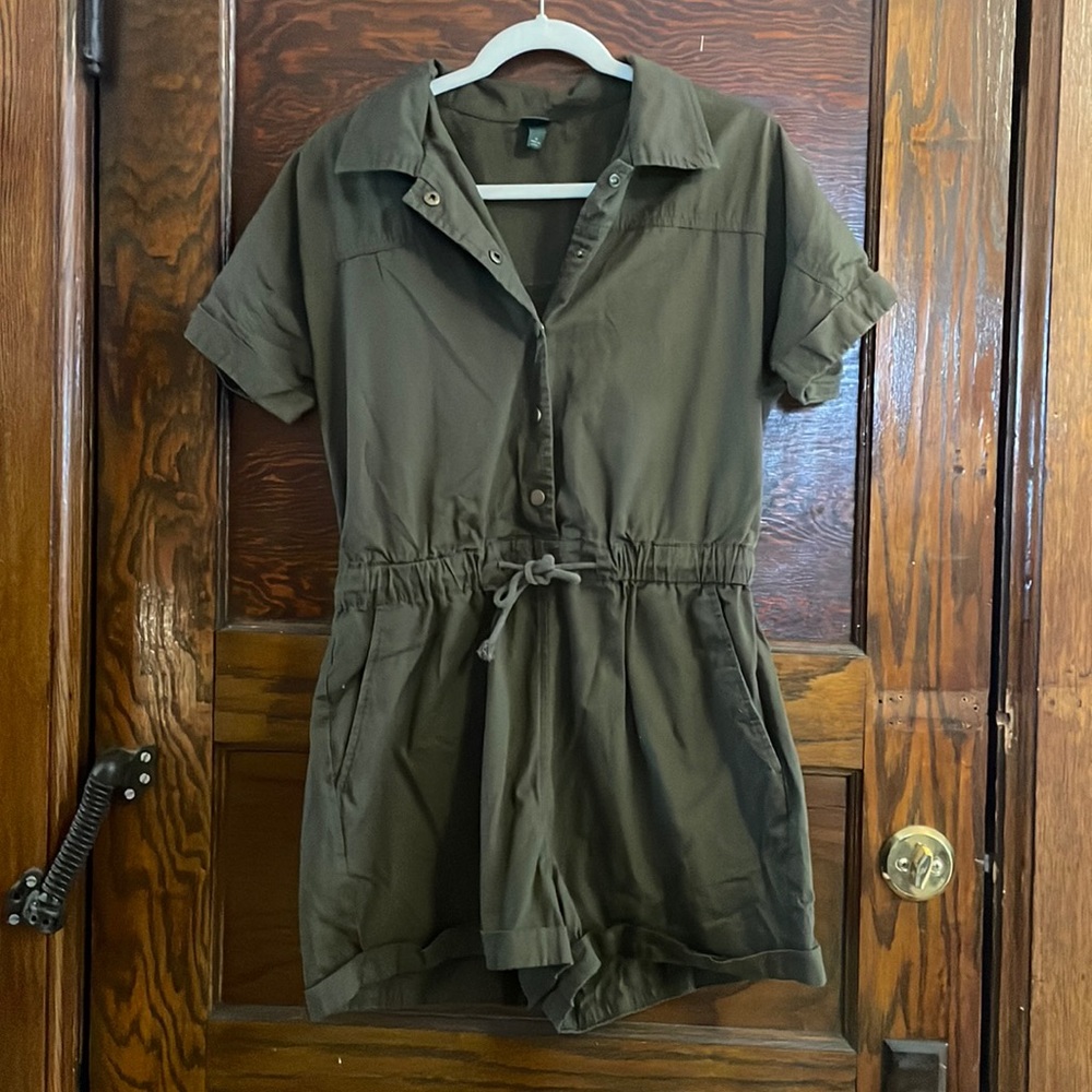 Wild Fable olive green romper size medium.